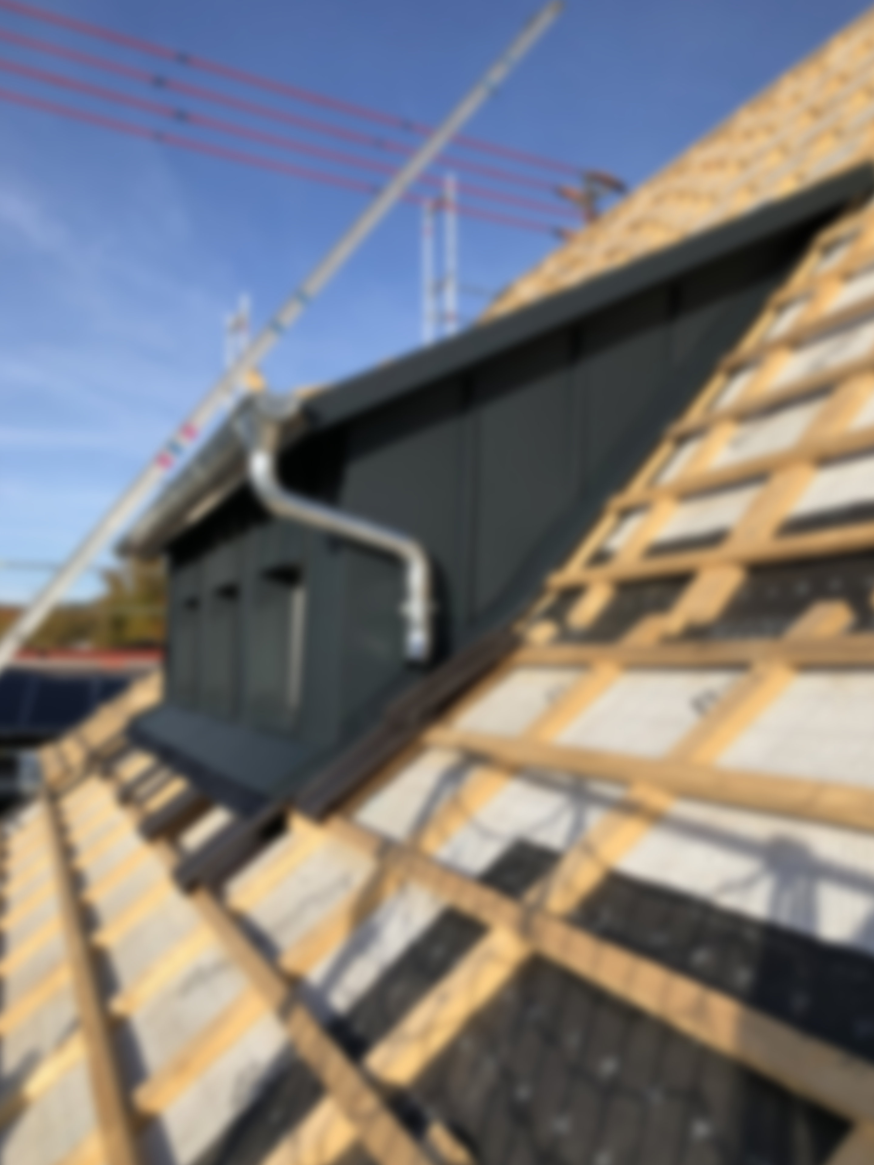 Baustelle einer Dachgaupe verschwommen